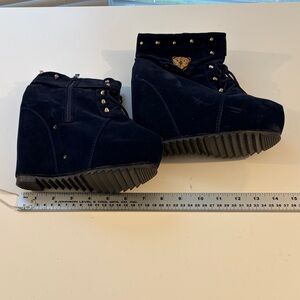 Stylish Women's BlueWedge Boots Size 6